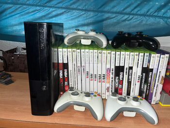 Xbox 360 E + 4 mandos + lote de juegos + 2 micrófonos y un auricular