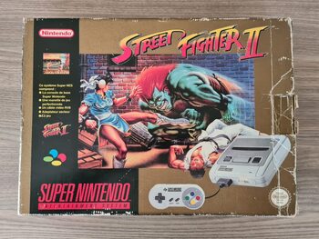Super Nintendo édition Street Fighter 2 en boîte