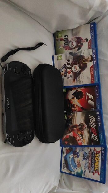PS Vita Black 8GB + 5 juegos caja original + funda + cargador