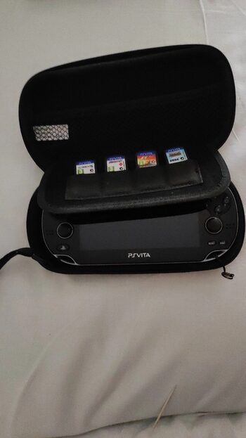 PS Vita Black 8GB + funda + cargador + 5 juegos caja original