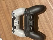 dos mandos de PS4, uno blanco y otro negro