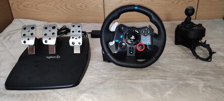 Logitech G29 vairas, pedalai bei pavarų svirtis