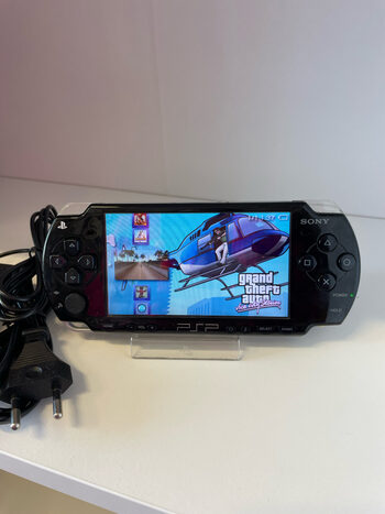 PSP 2004 slim sony playstation portable rankinė konsolė su žaidimais 8GB kortele, su pakrovėju