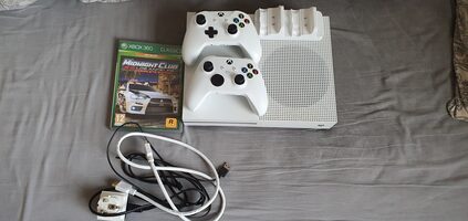 Xbox One S su dviem kontroleriais ir vienu žaidimu