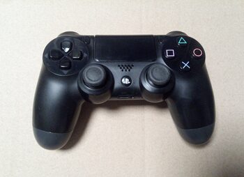 Mando DualShock 4 original para PS4 negro en buen estado.