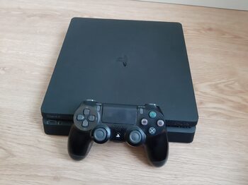 PlayStation 4 Slim negra con mando original.