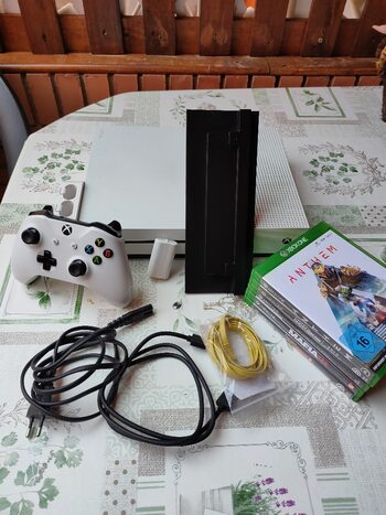 PACK: Xbox One S 1TB + mando + soporte vertical consola + bateria recargable con cargador acoplable a la consola + 5 juegos 