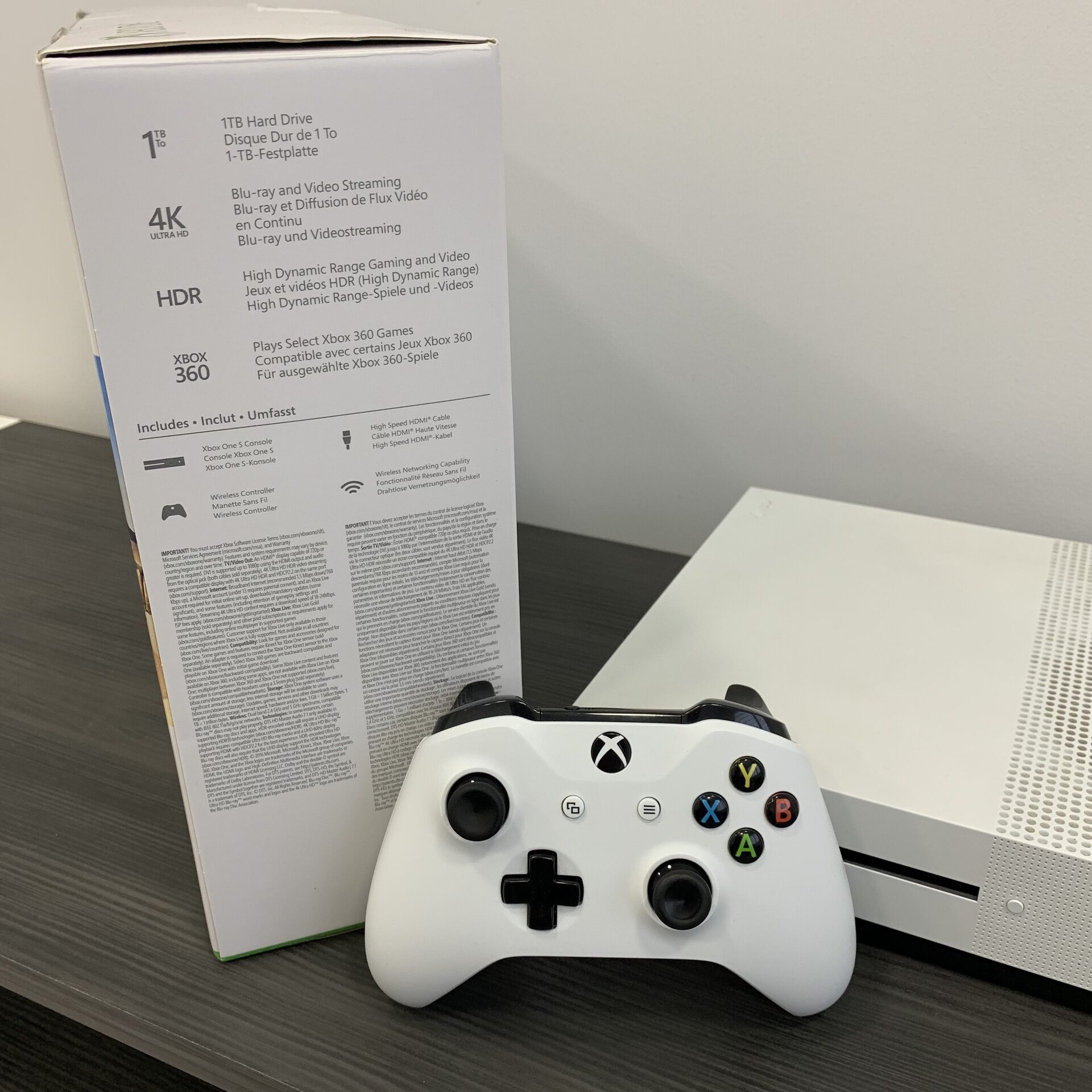 Xbox One S 1TB Roblox Console Bundle - White Xbox One S Console &  Controller - Full download of Roblox included - 4K Ultra HD Blu-ray video  streaming