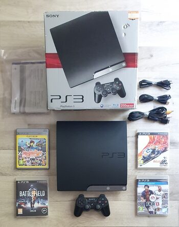 PS3 Slim avec sa boite et notice + 1 manette Sony + 4 jeux