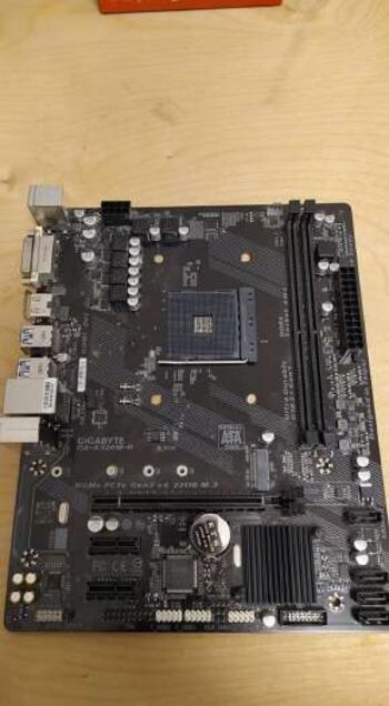 Pirkti Gigabyte GA-A320M-H AMD A320 Micro ATX DDR4 AM4 1 x PCI-E x16 ...