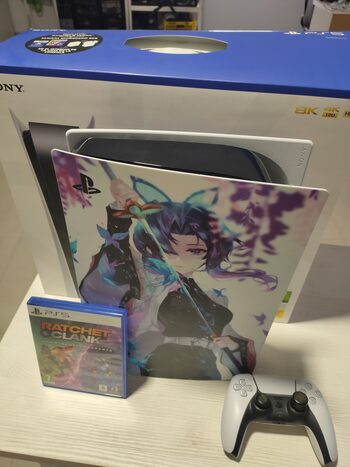 PlayStation 5, Vinilo Kimetsu no Yaiba , 825GB + Ratchet & Clank: Una dimensión 