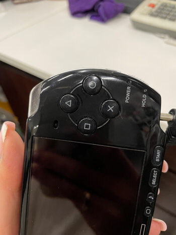 PSP 3004 atrista su zaidimais viduje + 4GB kortele, su pakroveju.