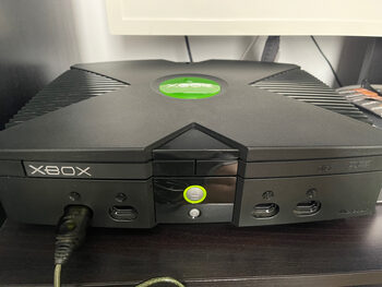 Primera Xbox con 2 mandos y tres juegos