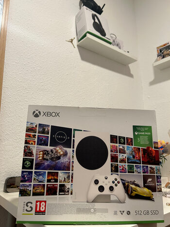 Xbox series S con accesorios 