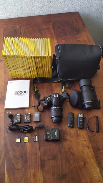 Cámara Nikon D5000 + 2 objetivos VR + curso National Geographic + accesorios
