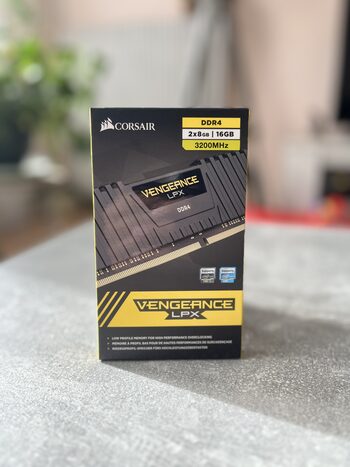 Corsair Vengeance LPX 16 GB (2 x 8 GB) DDR4-3200 Black / Yellow PC RAM