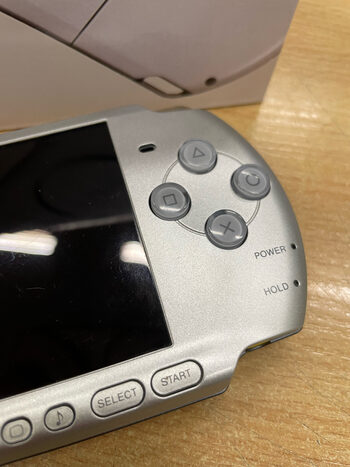 PSP 3003 konsole su zaidimais, atrista. Silver sidabrine. Su dezute, pakroveju. 2GB kortele su 38 zaidimais. 