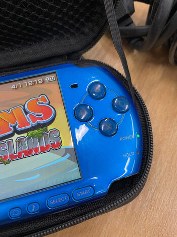 Redeem PSP 3003 konsole su zaidimais, atrista. Su pakroveju, dekliuku ir 2GB kortele. Neon Blue