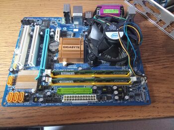 Combo Motherboard(GA-G31M-ES2L)+CPU(Q9300)+Memoria(2+2Gb DDR2 a 800Mhz)