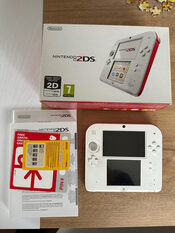 Consola Nintendo 2DS roja y blanca con caja