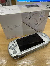 PSP 3003 konsole su zaidimais, atrista. Silver sidabrine. Su dezute, pakroveju. 2GB kortele su 38 zaidimais. 