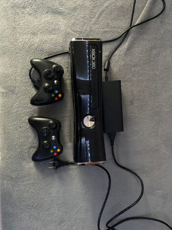 Xbox 360S 250GB su maitinimo laidu ir 2 controlleriais