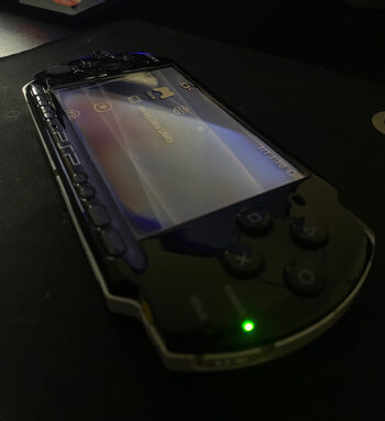 PSP 3004(atrištas)+ 8gb kortelė+dėklas+7 žaidimų diskai+pakrovėjas