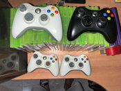 Xbox 360 E + 4 mandos + lote de juegos + 2 micrófonos y un auricular