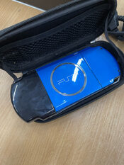 PSP 3003 konsole su zaidimais, atrista. Su pakroveju, dekliuku ir 2GB kortele. Neon Blue