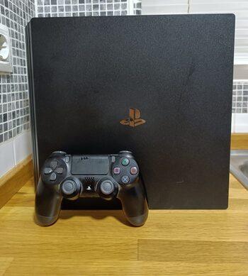 PlayStation 4 Pro, Black, 1TB + 5 Videojuegos