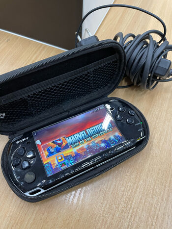 PSP 3003 playstation portable konsole su zaidimais, atrista, 2GB kortele, pakroveju, dekliuku