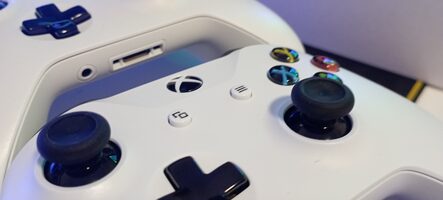 Xbox One S All-Digital, White, 1TB, 2 Mandos