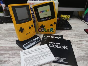 Game boy Color con caja y manuales. 