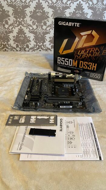 Gigabyte B550M DS3H AMD B550 Micro ATX DDR4 AM4 2 x PCI-E x16 Slots Motherboard