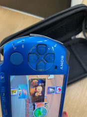 PSP 3003 konsole su zaidimais, atrista. Su pakroveju, dekliuku ir 2GB kortele. Neon Blue