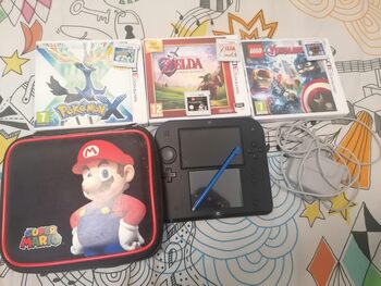 Nintendo 2DS negra y azul con cargador, funda y juegos