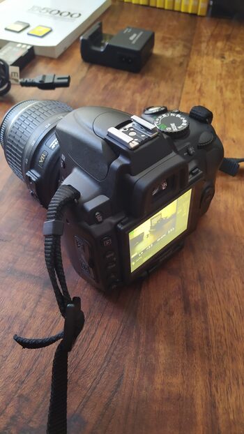 Cámara Nikon D5000 + 2 objetivos VR + curso National Geographic + accesorios for sale