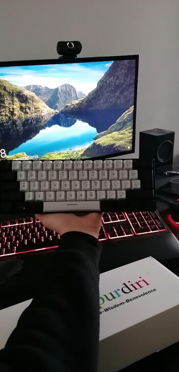 SNUPURDIRI V800 60% Gaming Klaviatūra su Modifikuojamu RGB Apšvietimu 