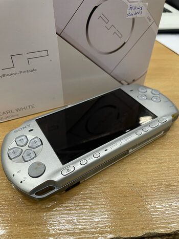 Get PSP 3003 konsole su zaidimais, atrista. Silver sidabrine. Su dezute, pakroveju. 2GB kortele su 38 zaidimais. 