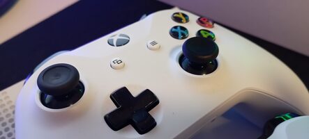 Xbox One S All-Digital, White, 1TB, 2 Mandos