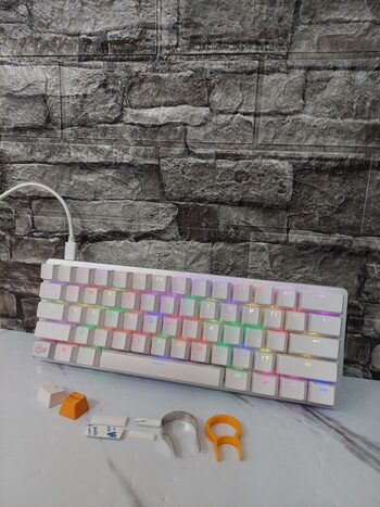 Glorious GMMK Compact White Ice Edition