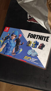 Nintendo Switch Fortnite Wildcat + 2000V Bucks Bundle