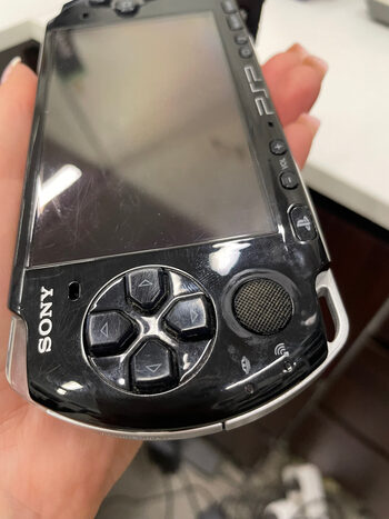 PSP 3004 atrista su zaidimais viduje + 4GB kortele, su pakroveju.