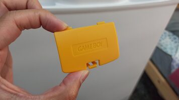 Tapa pila Game Boy Color amarillo pokemon