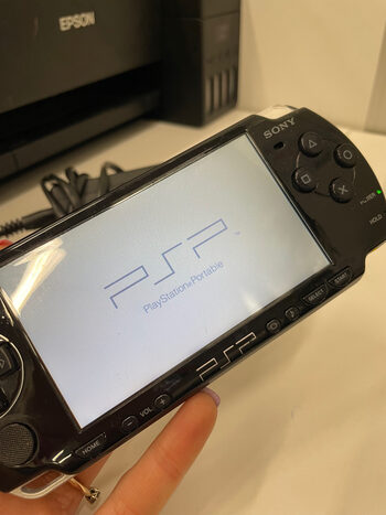 SONY PSP 2004 playstation portable rankinė konsolė su zaidimais, atrista. +2GB kortele ir virs 30 zaidimu viduje. Su pakroveju. 